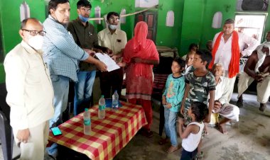 कोरोना मृतक के परिजनो को दी सहायता राशि