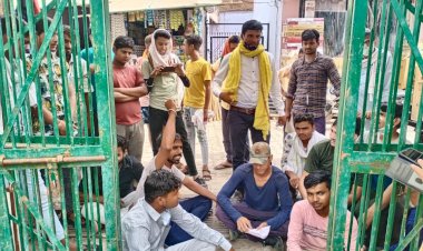 पशु हटवाड़ा में कट्टी की गोवंश बिक्री पर नाराजगी जताते हुए किया धरना प्रदर्शन