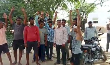 बाघोली में होलिका दहन के स्थल पर कचरे के ढेरों को हटाने की मांग को लेकर ग्रामीणों ने किया विरोध प्रदर्शन