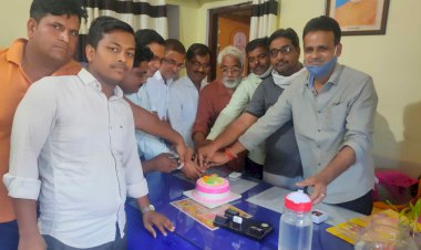 नगरपालिका चेयरमैन संजय गिजगाडिया के 48 वें जन्मदिन पर पार्षदाे ने कैक काटवा कर किया वृक्षाराेपण