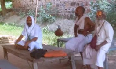 प्रतिबंधित पर्वतो पर अवैध खनन नही रूकने के विरोध में बाबा हरिबोलदास ने भग्वा त्याग पहना श्वेत (कफन), निकाली शव यात्रा