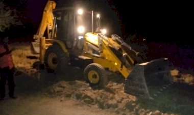 प्रशासन की आंख में धूल झोंककर मनरेगा में चलती जेसीबी मशीन