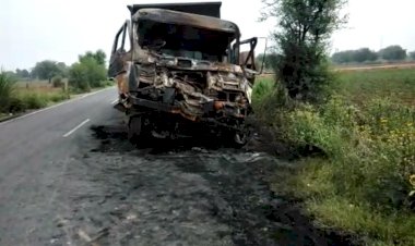 चलते ट्रक में अचानक लगी आग, चालक व खलासी ने कूदकर बचाई जान