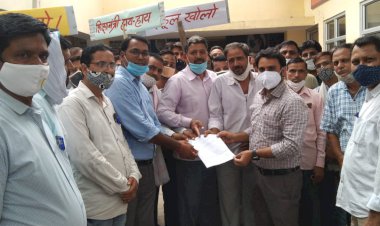 निजी स्कूल संचालको ने उपखंड अधिकारी को सौपा ज्ञापन