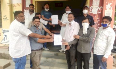 निजी शिक्षण संस्थानों के ब्लॉक अध्यक्ष के नेतृत्व में मुख्यमंत्री के नाम उपखंड अधिकारी को सौंपा ज्ञापन