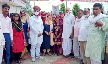 कांग्रेस कार्यकर्ताओं ने बढ़ते ईंधन के दामों के विरोध में हस्ताक्षर अभियान चलाकर किया धरना प्रदर्शन