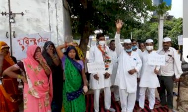 पेट्रोलियम पदार्थो की बढ़ती हुई कीमतों और मंहगाई को लेकर के कांग्रेस कार्यकर्ताओं ने किया विरोध प्रदर्शन