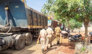 जेसीबी को ट्रेलर ने मारी टक्कर 9 घंटे लगा जाम, 7 गिरफ्तार 15 बाइक जब्त