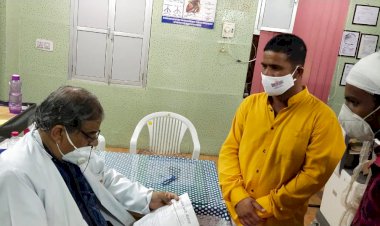 महात्मा गांधी अस्पताल में इमरजेंसी वार्ड के अंदर डॉक्टर द्वारा युवक के साथ मारपीट के खिलाफ पीएमओ डॉक्टर अरुण गोड को साबिर शेख के नेतृत्व में दिया ज्ञापन