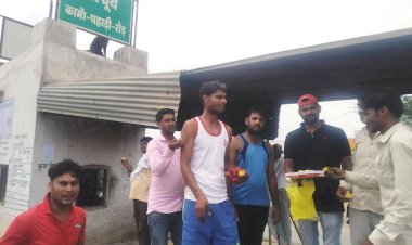 पहाड़ी मे पीडब्लूडी विभाग ने टोल वसूली का नाका किया बंद, वाहन संचालको ने खुशी में बाटे लडडू