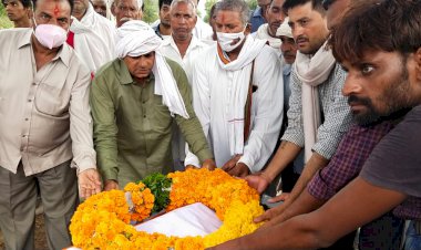 सड़क हादसे में हैड कॉन्स्टेबल रोहिताश्व मीणा का निधन, पैतृक गांव द्वारापुर में राजकीय सम्मान के साथ दी अंत्येष्टि