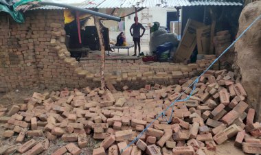 बारिश से लबालब हुए खेत और सड़कें, कच्चा छप्पर ढहा