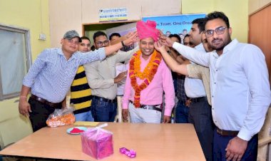 ब्रांच मैनेजर का प्रमोशन होने पर किया सम्मान