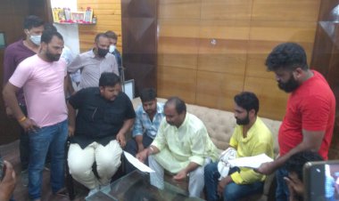 यूथ कांग्रेस ने किया नगर परिषद का घेराव, नाले निर्माण व सड़क मरम्मत की उठाई आवाज