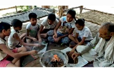 वर्षा की कामना को लेकर इंद्र देव को प्रसन्न करने के लिए बालक बालिकाओं ने हवन कर दी आहुतियां