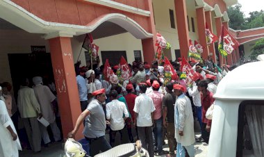 सपा प्रदर्शनकारियों ने जमकर लगाए सरकार के खिलाफ नारे