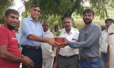 कृषि पर्यवेक्षक जसवीर गुर्जर ने अपने बच्चे दीपक के जन्मदिवस पर बांटे निशुल्क पौधे