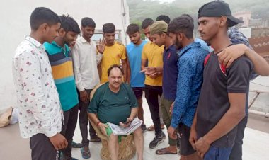 खेल मैदान को दुरुस्त कराने की मांग को लेकर पूर्व सरपंच से मिले युवा