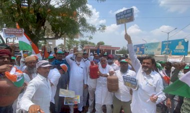 पेट्रोल, डीजल व महंगाई के विरोध में कांग्रेसियों ने रैली निकाल किया धरना प्रदर्शन