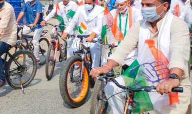 पेट्रोलियम पदार्थों की बढ़ती कीमतों के विरोध में जिला कोंग्रेस कमेटी ने निकाली साइकिल रैली