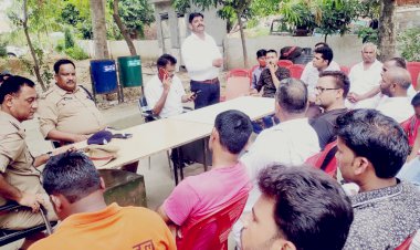 उपजिलाधिकारी दातागंज पारस नाथ मौर्य व डिप्टी एसपी बलदेव सिंह की मौजूदगी में उसावां थाना परिसर में हुई पीस कमेटी की बैठक सम्पन्न