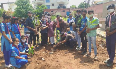 स्काउट इको क्लब का एक परिवार एक पेड़ अभियान शुरू