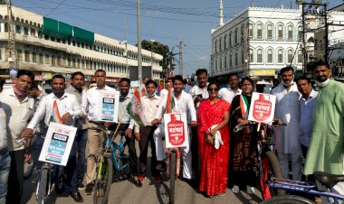 महंगाई के विरोध में कांग्रेसियों ने निकाली साइकिल रैली