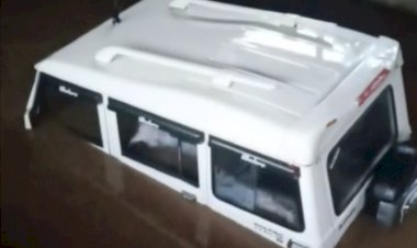 रेल्वे अन्डरपास में पानी भरने से रास्ता अवरूद्व, जान जोखिम में डालकर रास्ता निकल रहे राहगीर