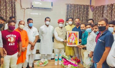 भाजपा युवा मोर्चा ने महामहिम को तस्वीर की भेंट