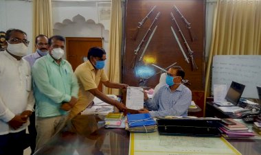 राजस्थान शिक्षक संघ एवं पंचायतीराज कर्मचारी संघ ने तीन सूत्रीय मांगो को लेकर अलवर जिला कलेक्टर को मुख्यमंत्री व शिक्षा मंत्री के नाम सौपा ज्ञापन