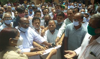 फिरौती मांगने वाले अपराधियों को गिरफ्तार करवाने के लिए थाना अधिकारी को सौंपा ज्ञापन