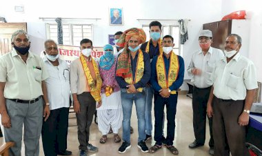 कोरोना जैसी विपरीत परिस्थिति में अपनी जान की परवाह किए बिना कोविड़ टीकाकरण करने वाली टीम का किया सम्मान