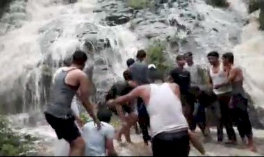 निर्झर धाम आश्रम में झरना गिरने से बना पिकनिक स्पोट