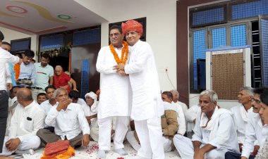 हरीश चंद्र शर्मा की मूर्ति अनावरण कार्यक्रम में ग्रामीणों ने राज्यमंत्री को साफा एवं माला पहना कर किया स्वागत