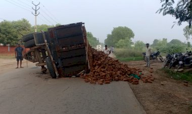 तेज गति से जा रही ओवरलोडिंग टैक्टर ट्राली का निकला पहिया, बाल बाल बचे लोग