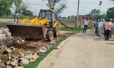 ईटाेला मे प्रशासन ने जेसीबी से हटवाया पक्का अतिक्रमण