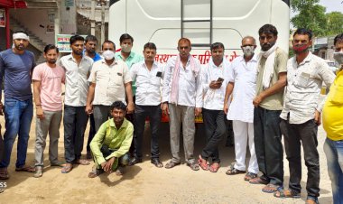 डीजल के बढ़ते दामो के विरोध व निजी वाहनों को टैक्स फ्री करने की मांग को लेकर संचालको की हड़ताल, सवारी परेशान