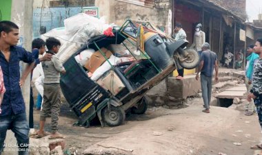 थ्रीव्हीलर पलटा चालक ने कूद कर बचाई जान, हादसा टला