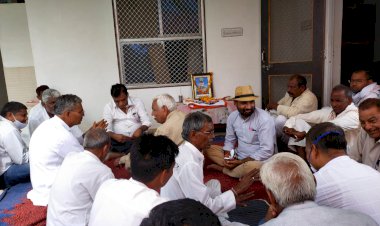 शहीद एस आई जोगींद्र सिंह मीणा के निधन पर संवेदन प्रकट करने पहुंचे के॰सी॰ घुमरिया सुरेश मीणा किशोरपुरा सहित शेखावाटी भर से प्रमुख लोग