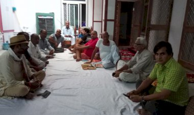 मीणा समाज के पूर्व जिला अध्यक्ष मास्टर बनवारी लाल की धर्मपत्नी के निधन पर शोक प्रकट करने पहुंचे सुरेश मीणा किशोरपुरा एवं के.सी. घुमरिया
