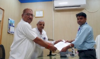 वरिष्ठ नागरिकों को अलग से एक केश विंडो खिड़की खोलने के लिए सौंपा ज्ञापन