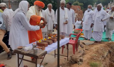 ग्राम कारोडा में प्रवेश द्वार की रखी आधार शिला