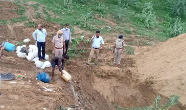 न्यायालय के आदेश के बाद गोविंदगढ़ मे  बोर्ड की उपस्थिति में आबकारी के 51 मामलों में जब्त शराब की नष्ट