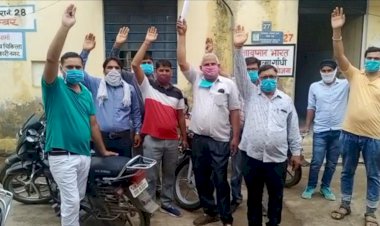 सीएचसी प्रभारी की अभद्रता को लेकर स्वास्थ्य कर्मियों ने कार्य बहिष्कार कर किया प्रदर्शन