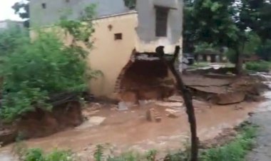 बानसूर के शाहपुर में बीती रात्रि को आफत बन कर  बरसी बारिश ,मकान का हिस्सा टूटकर बहा