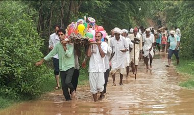 विकास के नाम की खुली पोल शमशान मे अर्थी को तीन किलोमीटर पानी से गुजरना पड़ रहा,आमजन मे आक्रोश