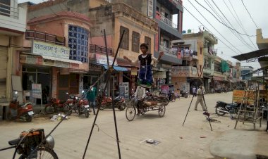 पढ़ाई लिखाई की उम्र में दो जून की रोटी के लिए जोखिम से भरा करतब दिखा रहे बच्चे