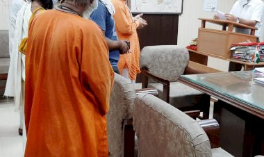 वैध खनन जारी रखने की साधुओ ने की मांग, जिला कलेक्टर को सौपा ज्ञापन
