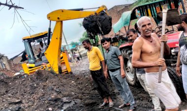 खेड़ा ब्राह्मण में जेसीबी की सहायता से ग्राम पंचायत प्रशासन ने आम रास्ते से हटवाये अतिक्रमण