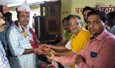 थानाधिकारी का तबादला होने पर चांदी का मुकुट पहनाकर किया सम्मान